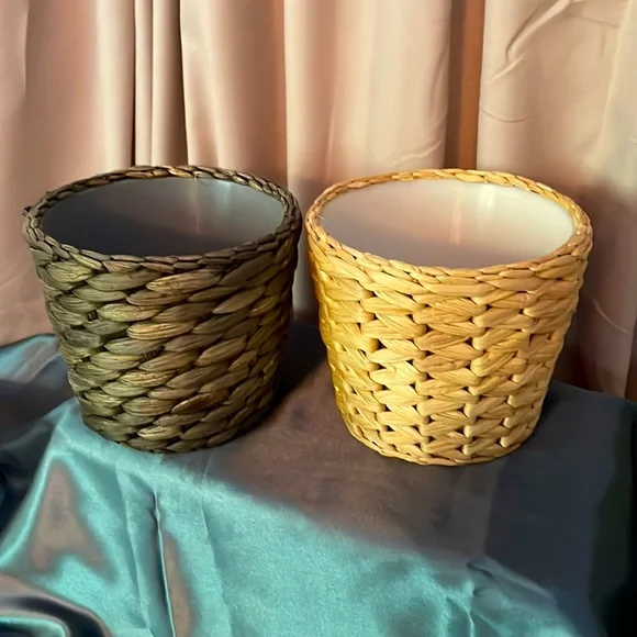 2 Rattan pots with plastic insert. - Picture 1 of 2